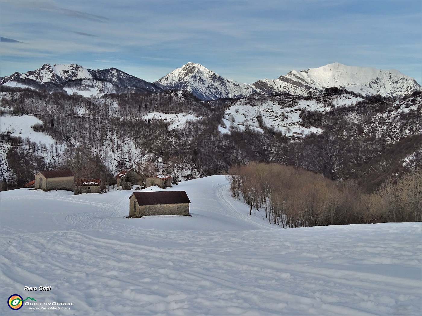 01 Salendo i pratoni innevati di Prato Giugno 1268 m) con vista verso le Grigne.JPG